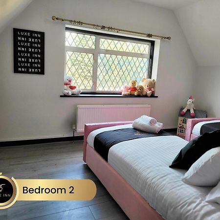 4 Bedroom House, Heathrow Airport, Luxe Inn Colnbrook Екстериор снимка