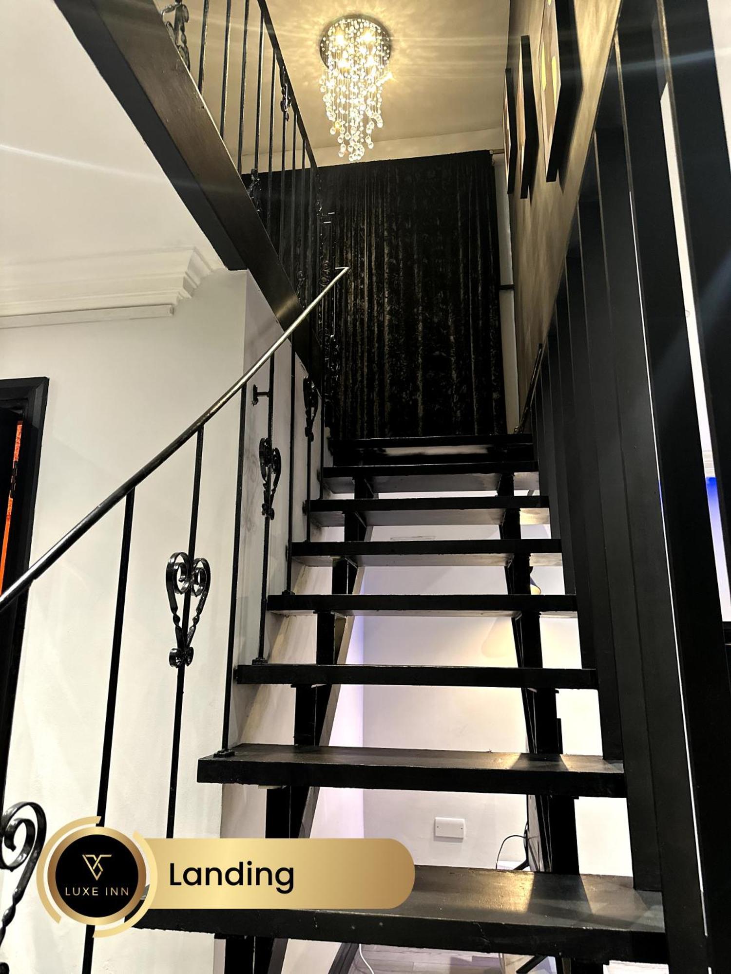 4 Bedroom House, Heathrow Airport, Luxe Inn Colnbrook Екстериор снимка