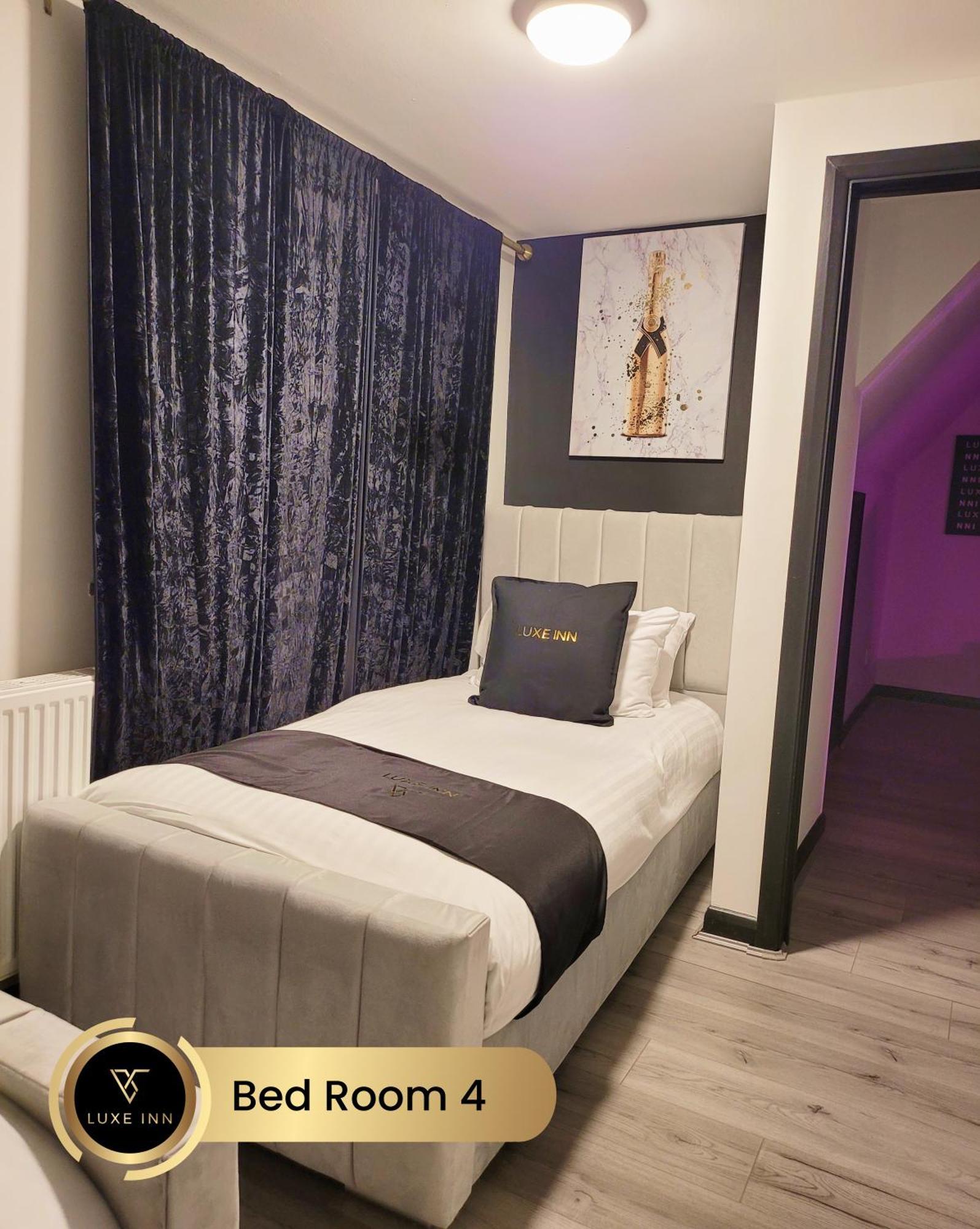 4 Bedroom House, Heathrow Airport, Luxe Inn Colnbrook Екстериор снимка