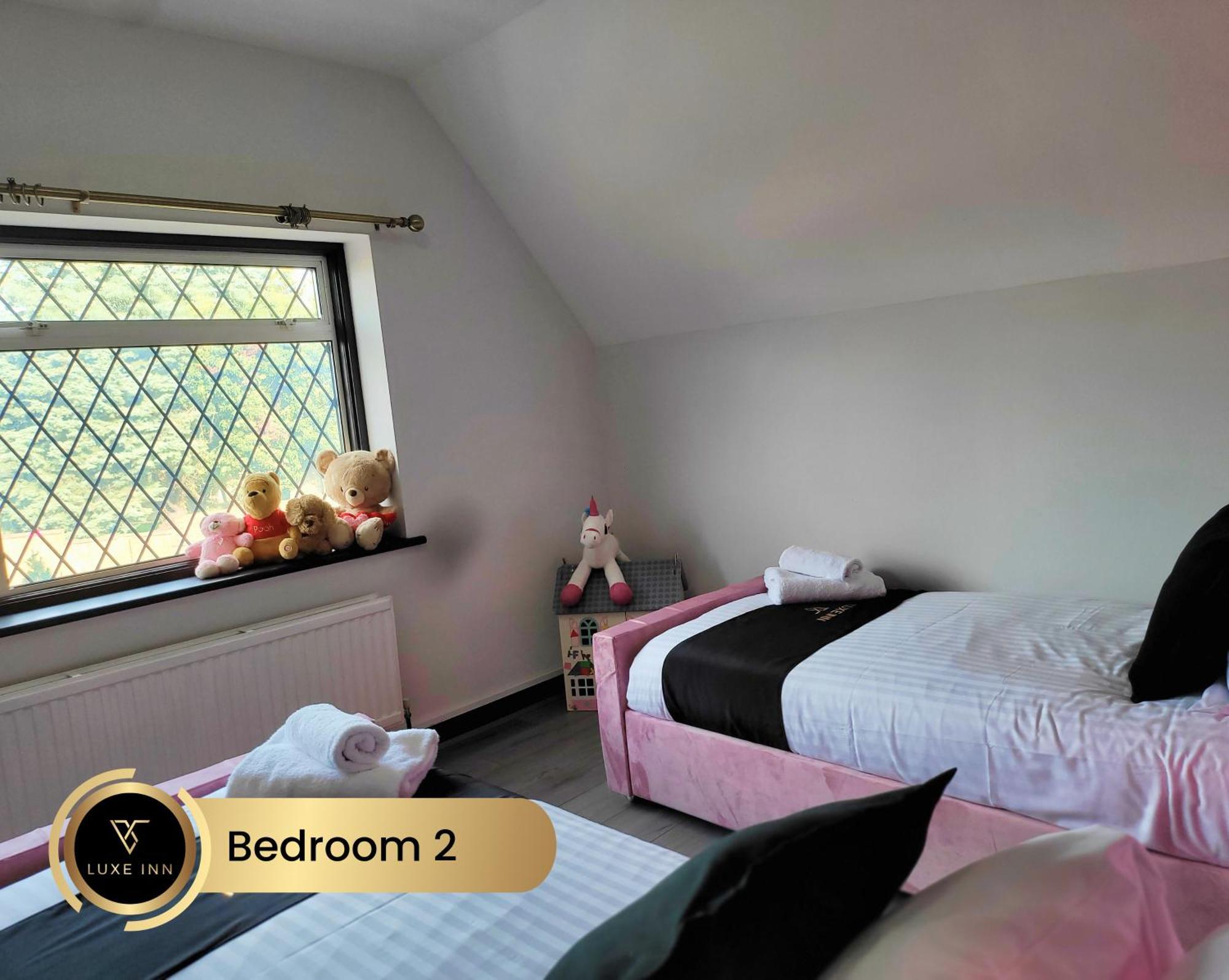 4 Bedroom House, Heathrow Airport, Luxe Inn Colnbrook Екстериор снимка