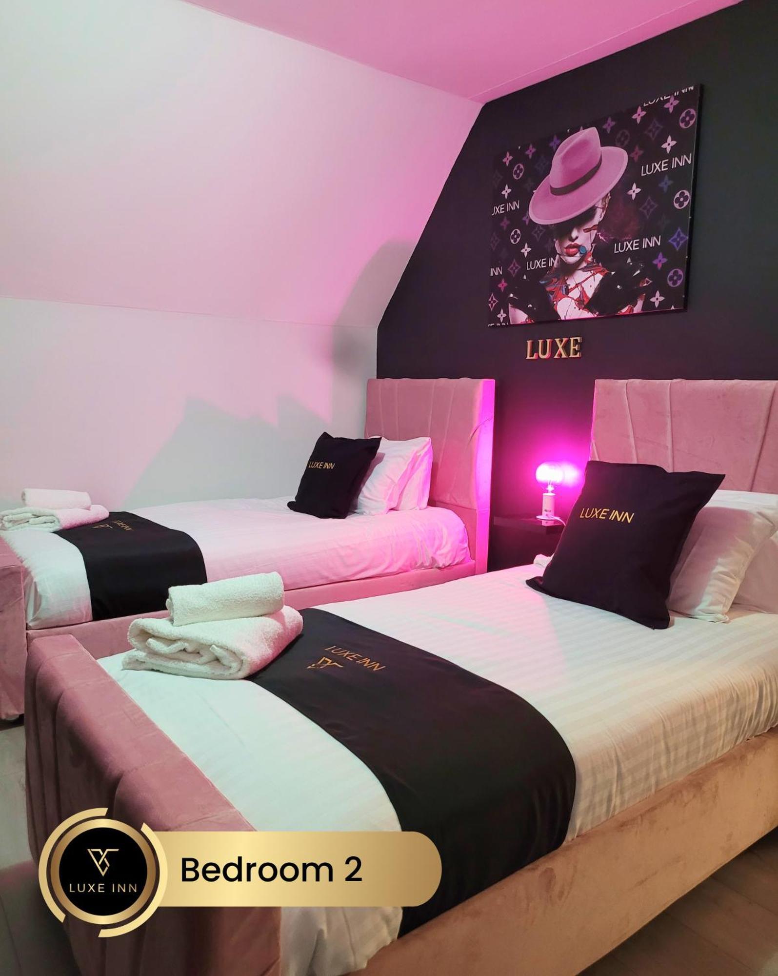 4 Bedroom House, Heathrow Airport, Luxe Inn Colnbrook Екстериор снимка