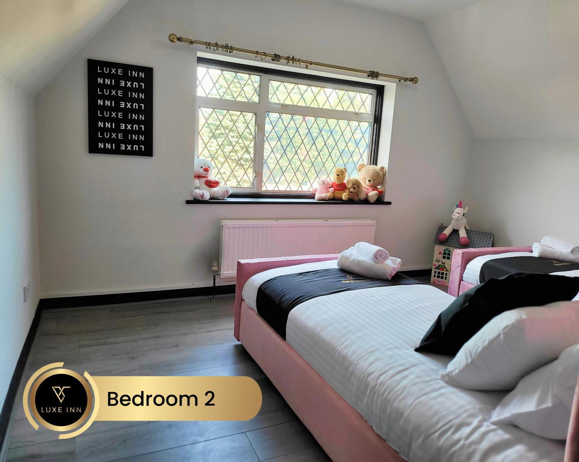 4 Bedroom House, Heathrow Airport, Luxe Inn Colnbrook Екстериор снимка