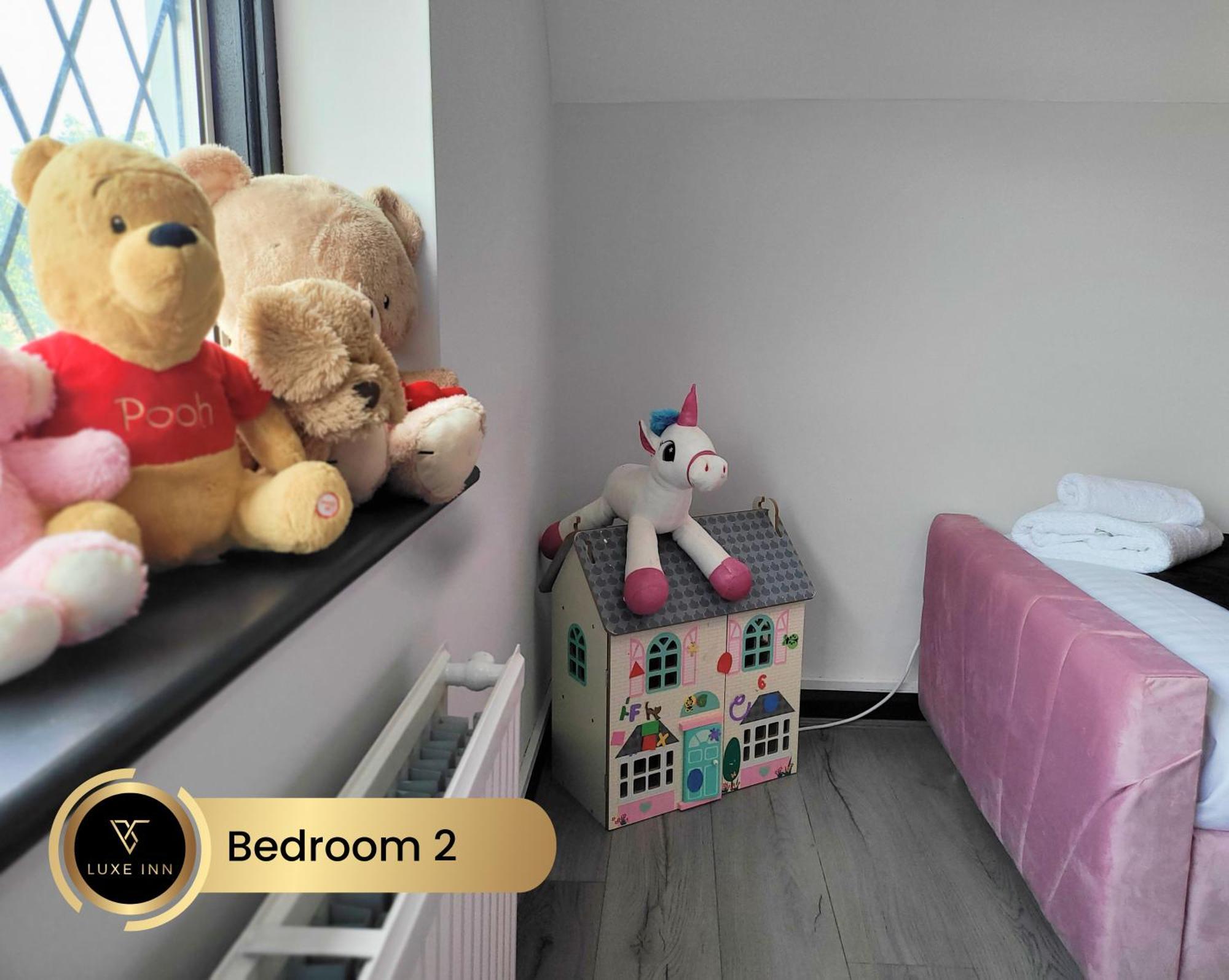 4 Bedroom House, Heathrow Airport, Luxe Inn Colnbrook Екстериор снимка