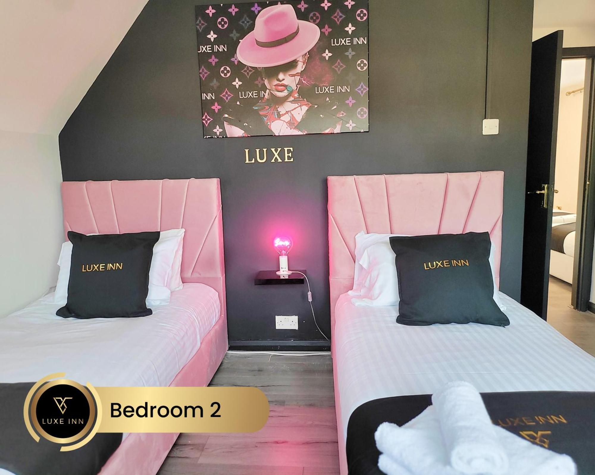 4 Bedroom House, Heathrow Airport, Luxe Inn Colnbrook Екстериор снимка