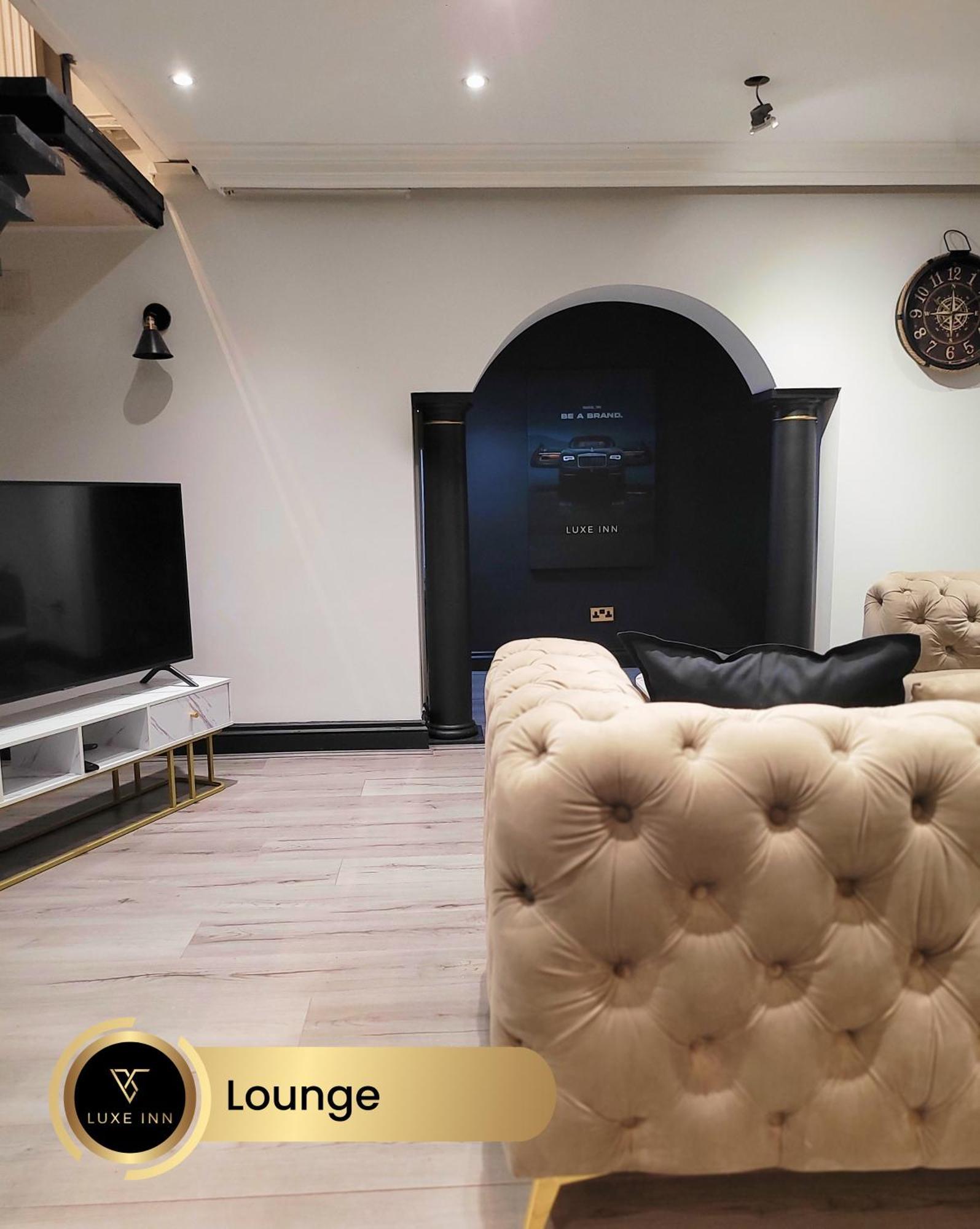4 Bedroom House, Heathrow Airport, Luxe Inn Colnbrook Екстериор снимка