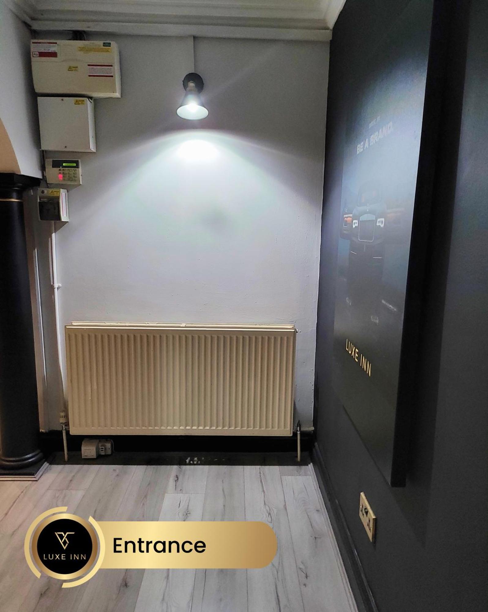 4 Bedroom House, Heathrow Airport, Luxe Inn Colnbrook Екстериор снимка